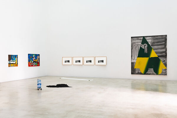 M25 Ausstellungsansicht Oktogon, groß- und kleinformatige Malereien