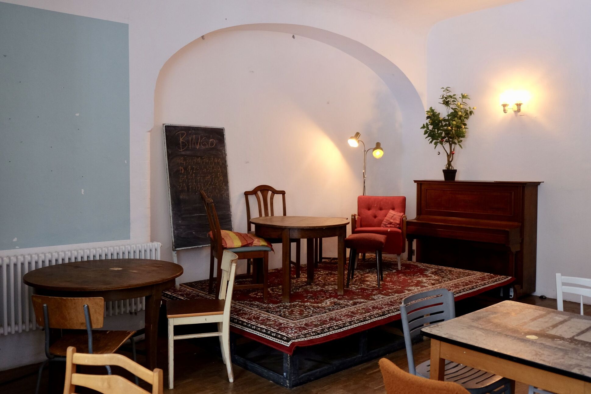 Der Innenraum des Cafés OHA.