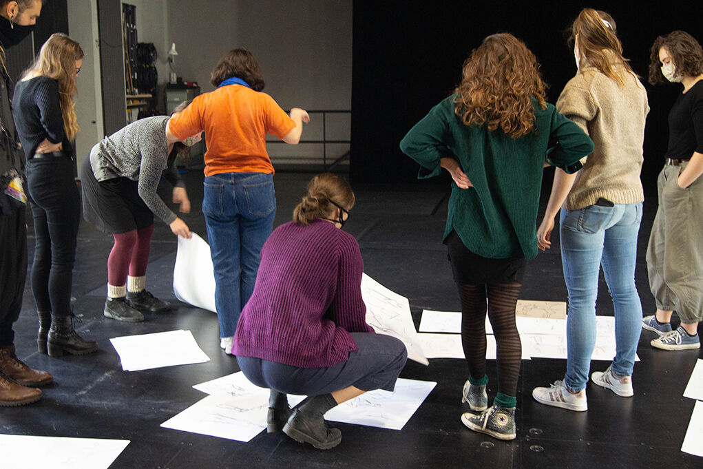 Studenen beim Kurs im Grundlagenstudium Theaterdesign