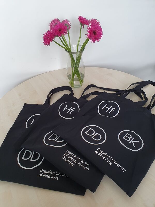 Ersti-Taschen in Schwarz mit weißer Schrift