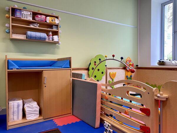Eltern-Kind-Rau mit Wickeltisch und Spieleecke