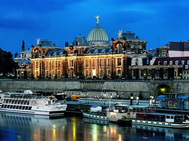 Kunstakademie im Ensemble Brühlsche Terrasse in der Nacht. Vorn das Terrassenufer mit den Liegeplätzen der Sächsischen Dampfschiffahrt auf der Elbe.