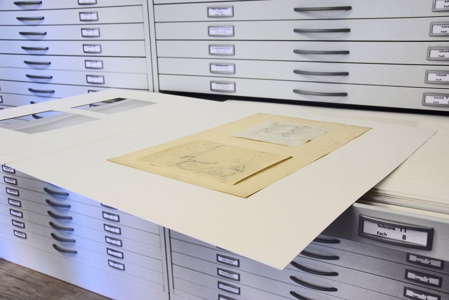 Vier Grafikschränke. Zeichnungen und Papiere.