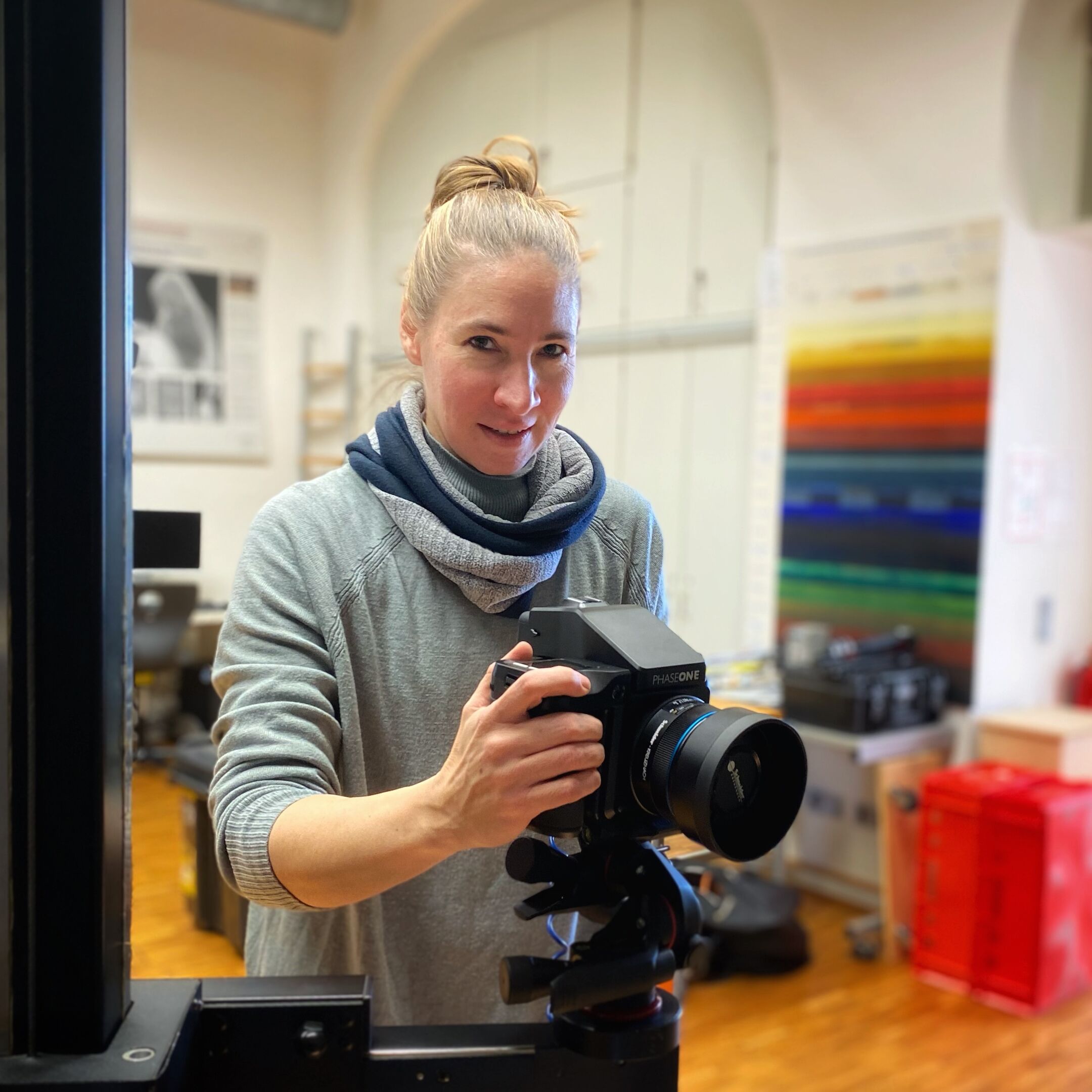 Kerstin Risse mit Kamera in Arbeitssituation / Fotografie
