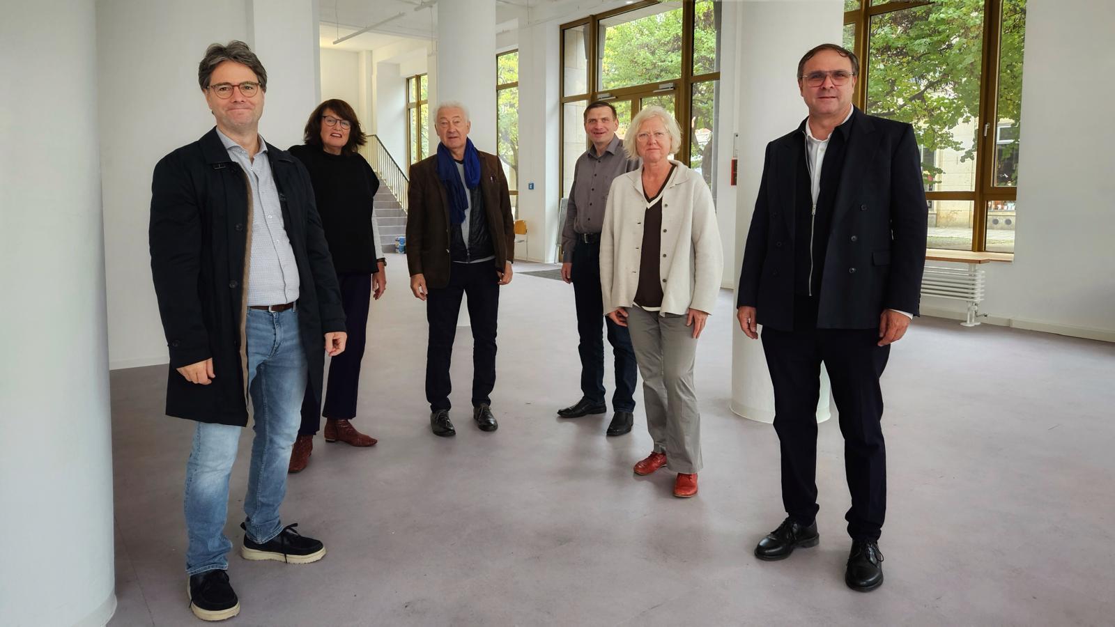 Hochschulleitung: 6 Personen im Galerieraum Gewandhausstraße